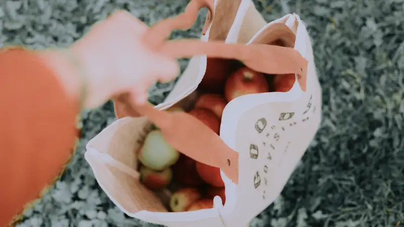 Eine mit Äpfeln gefüllte Jutetasche