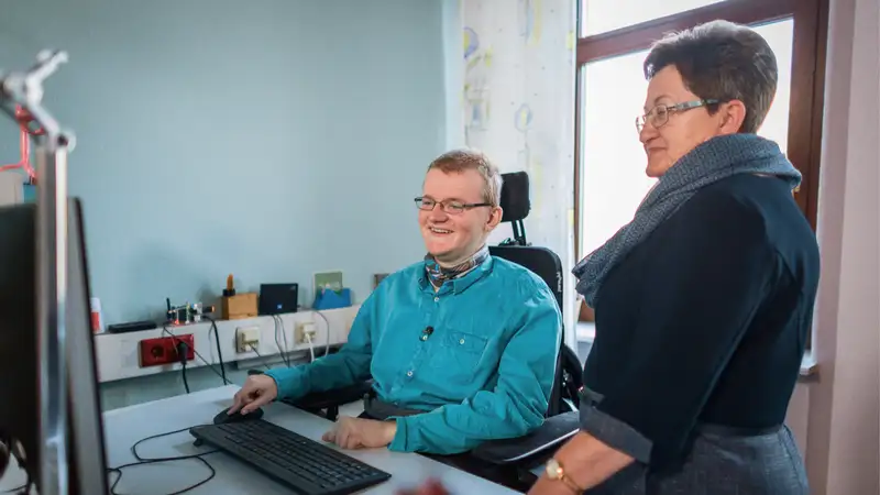 Zwei Personen schauen gemeinsam auf einen Computer Bildschirm