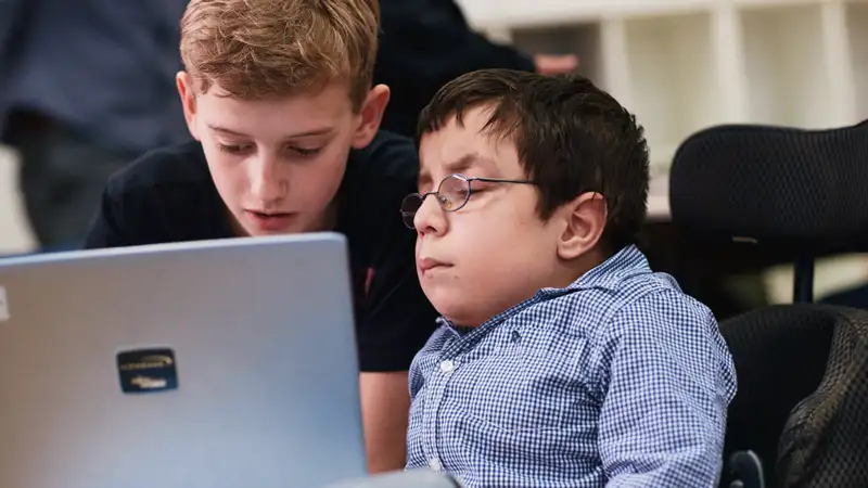 Zwei Jungen vor einem Computer