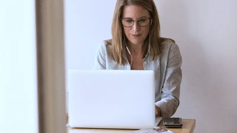 Eine Frau vor einem Laptop