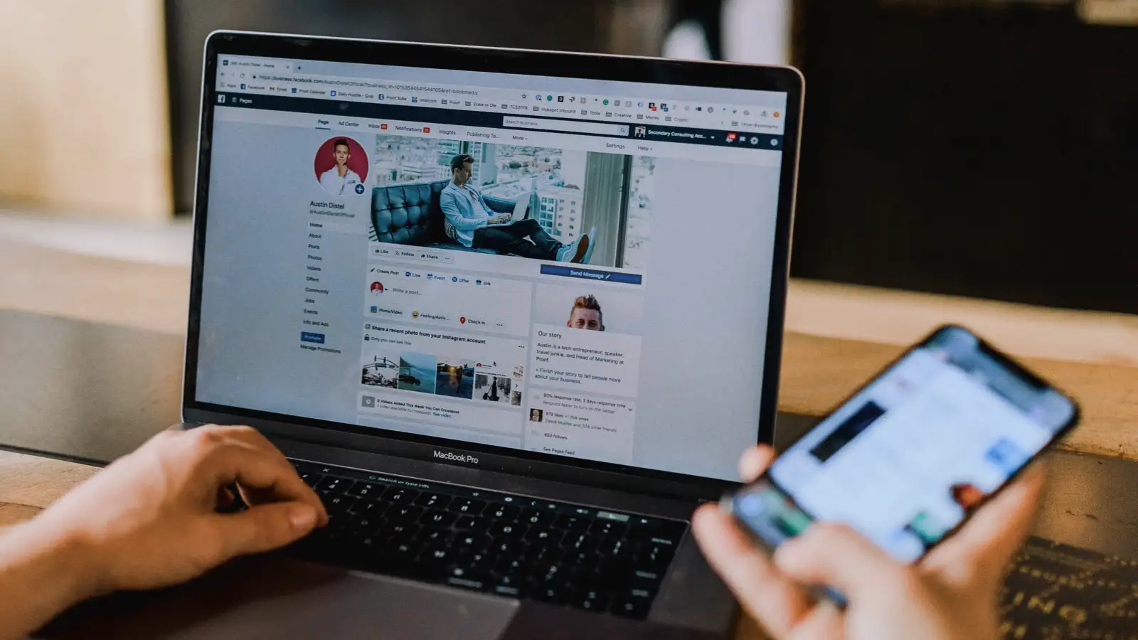 Ein Laptop und ein Smartphone mit der Profilseite eines sozialen Netzwerks