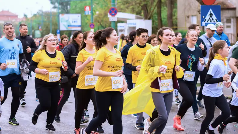 Eine Gruppe verschiedener Freizeit-Sportler*innen bei einem Lauf durch die Stadt