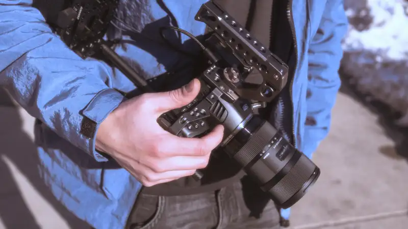 Eine Person mit einer professionellen Fotokamera
