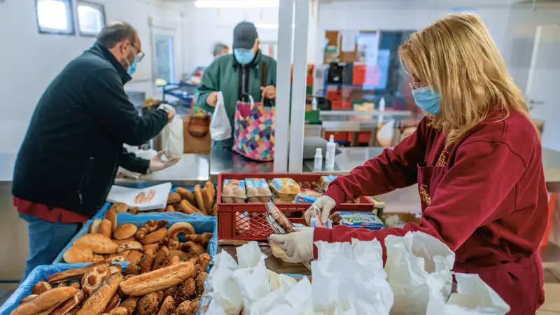 Menschen sortieren Lebensmittel bei einer Tafel