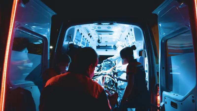 Blick in das Innere eines beleuchteten Rettungswagens