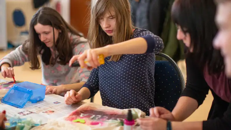 Mädchen im Atelier beim Malen