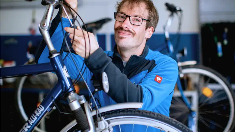 Ein Mann repariert ein Fahrrad