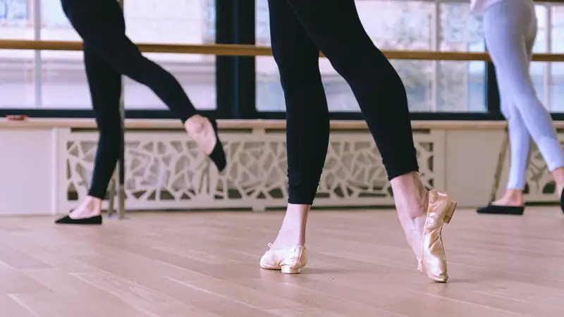 Beine von drei tanzenden Ballerinas