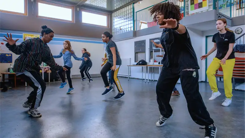 Eine Gruppe junger Menschen tanzen zu Hip Hop