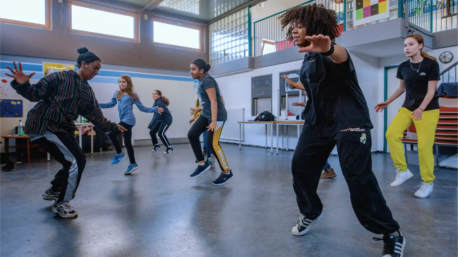 Eine Gruppe junger Menschen tanzen zu Hip Hop
