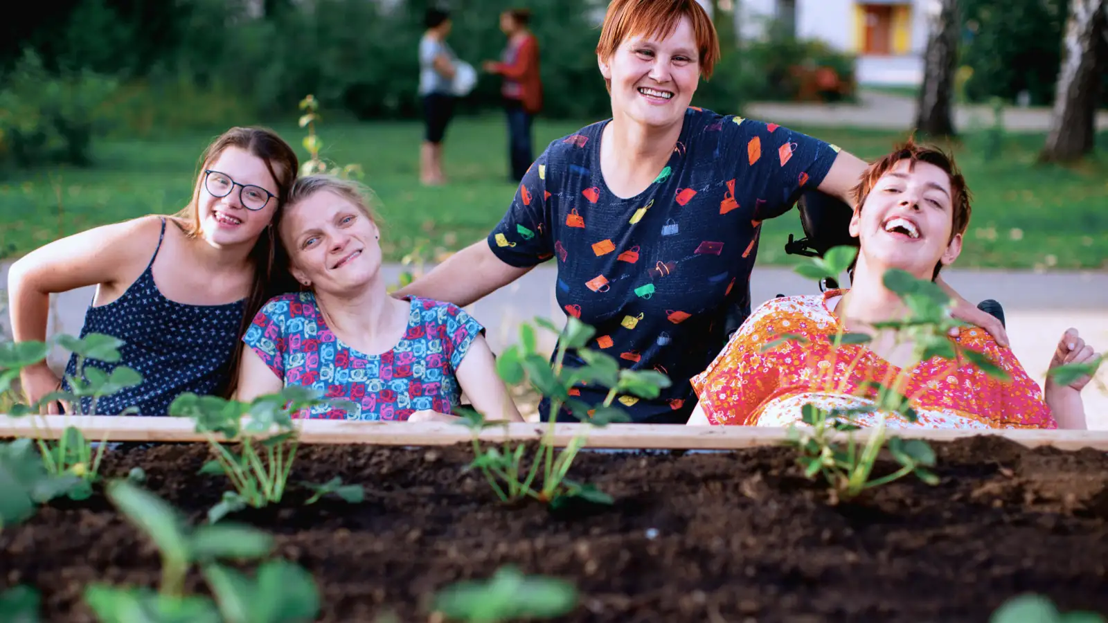 Eine Gruppe von vier Frauen im Garten.