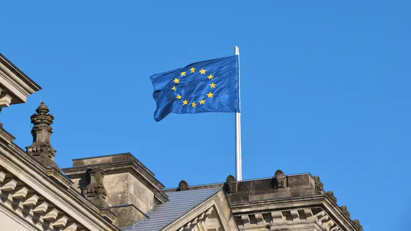 Flagge der Europäischen Union auf dem Reichstag.