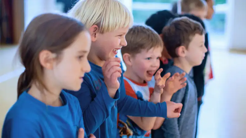 Eine Gruppe von Kindern im Grundschulalter