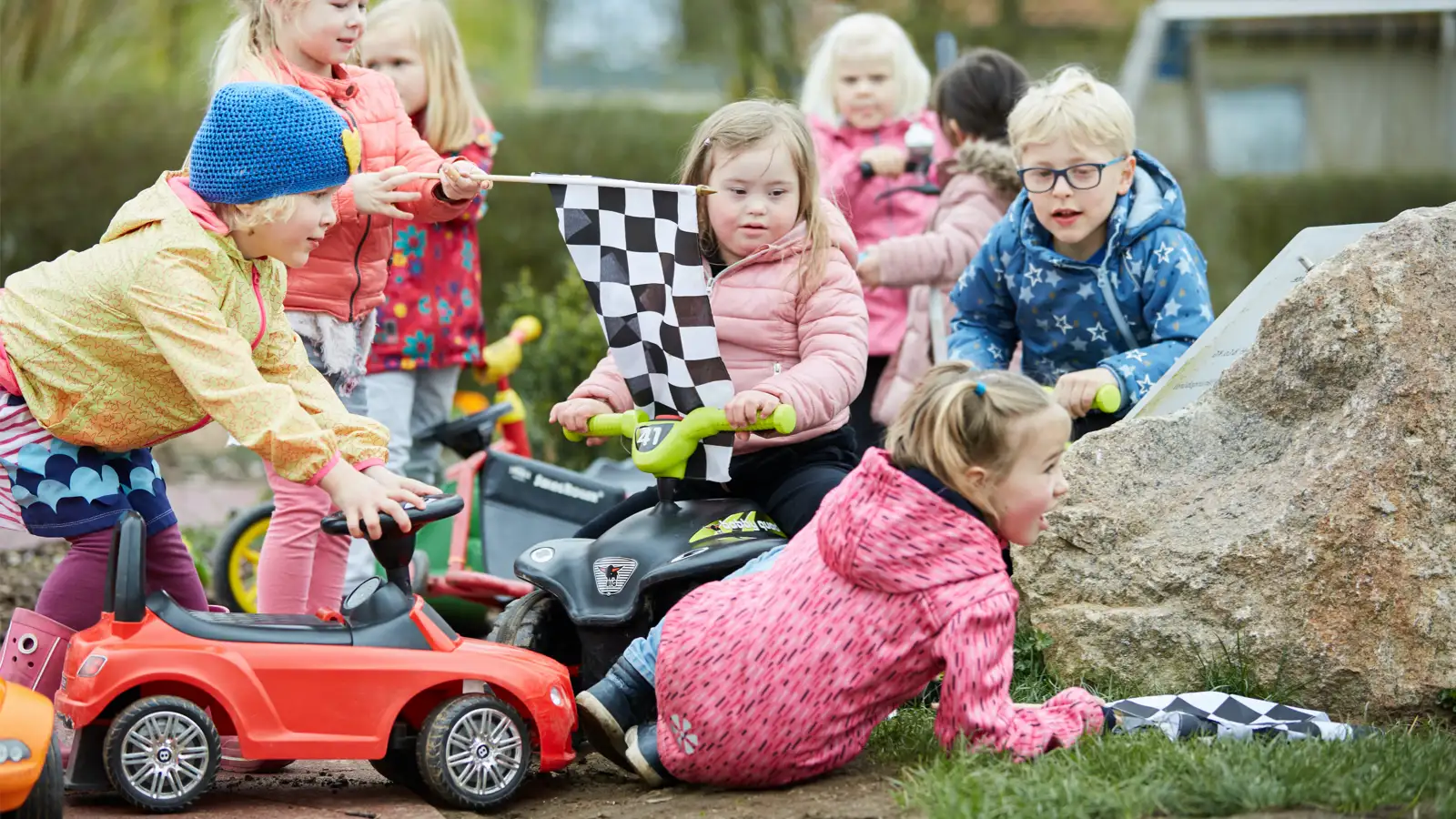 Eine Gruppe kleiner Kinder auf einem Spielplatz