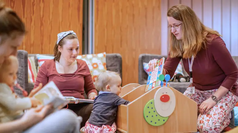 Mütter mit ihren Kindern in einer Kleinkind-Spielgruppe