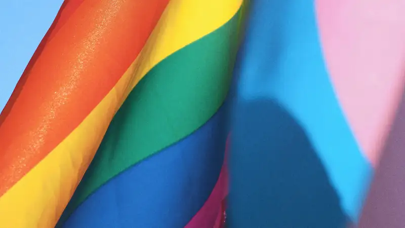 Eine Regenbogenfahne