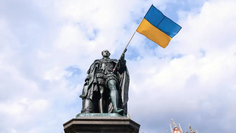 Eine Statue mit Prinz Albert von Sachsen, der eine Fahne der Ukraine hält