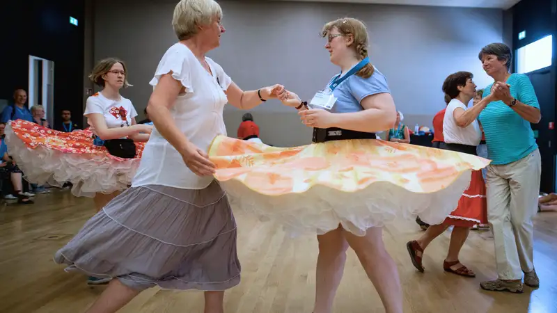 Mehrere Frauen einer Tanzgruppe beim Paartanz