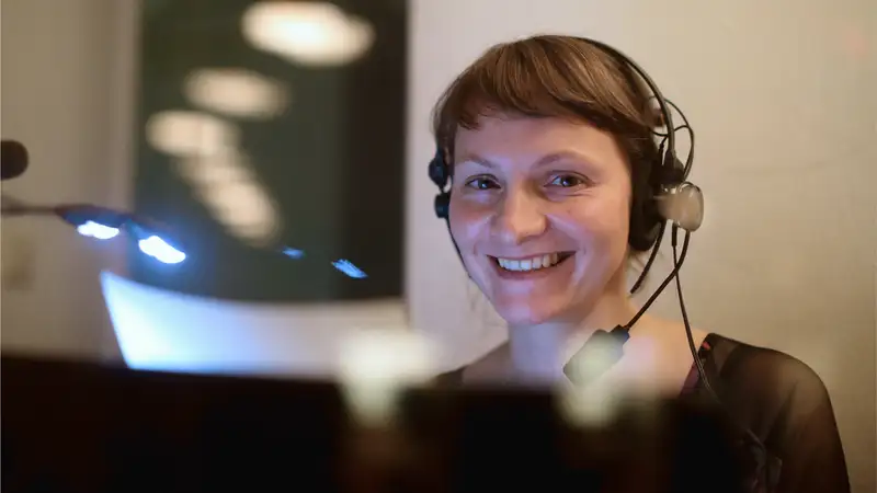Eine lächelnde Frau mit Headset