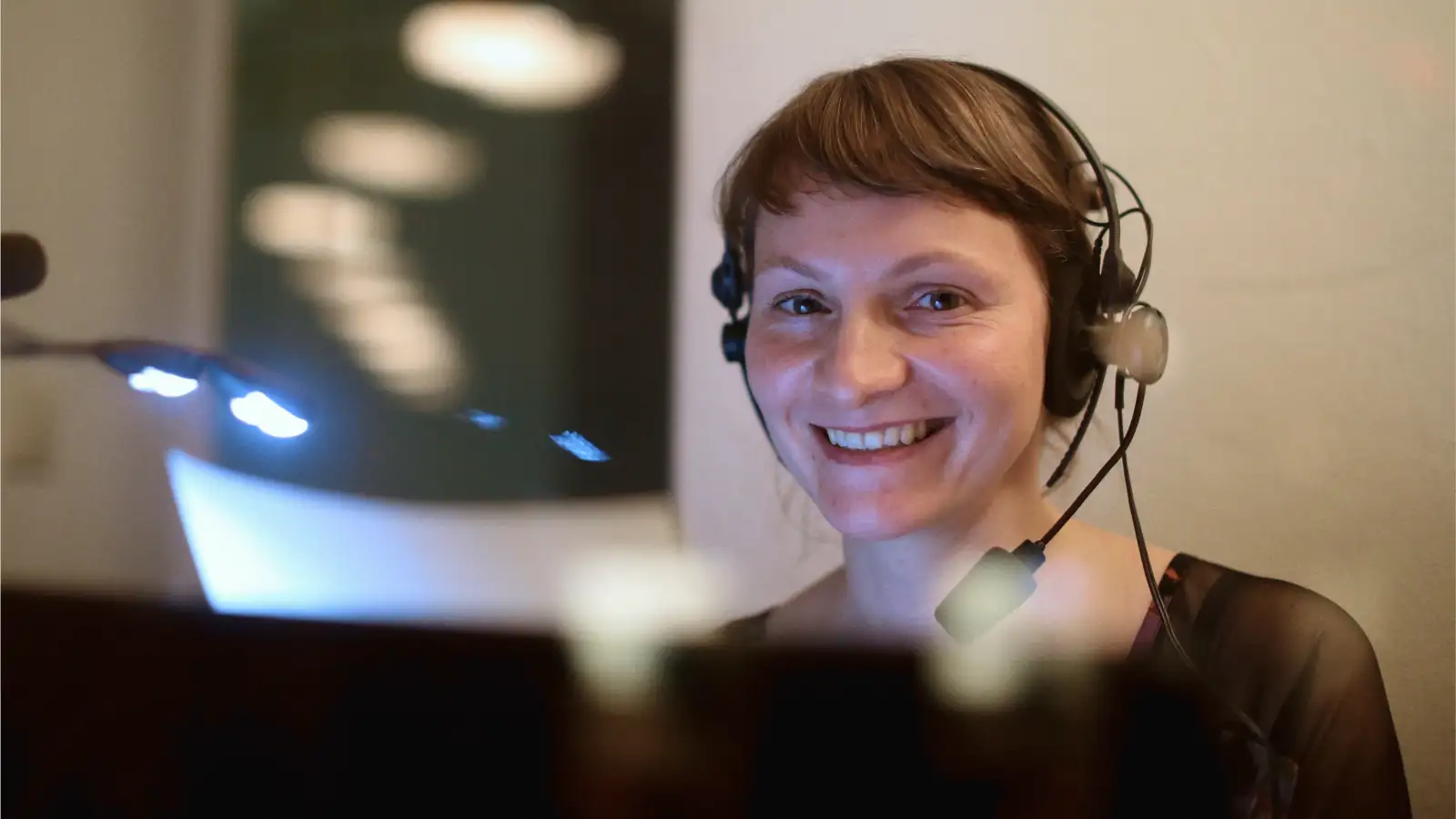 Eine lächelnde Frau mit Headset