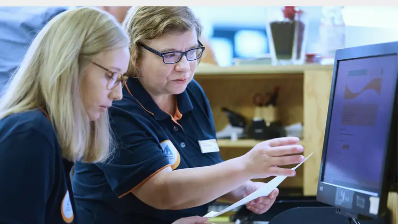Zwei Frauen bei einer Besprechung vor einem Computermonitor