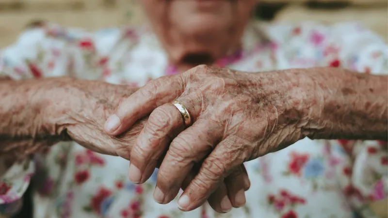 Zwei lachende Seniorinnen, die sich umarmen