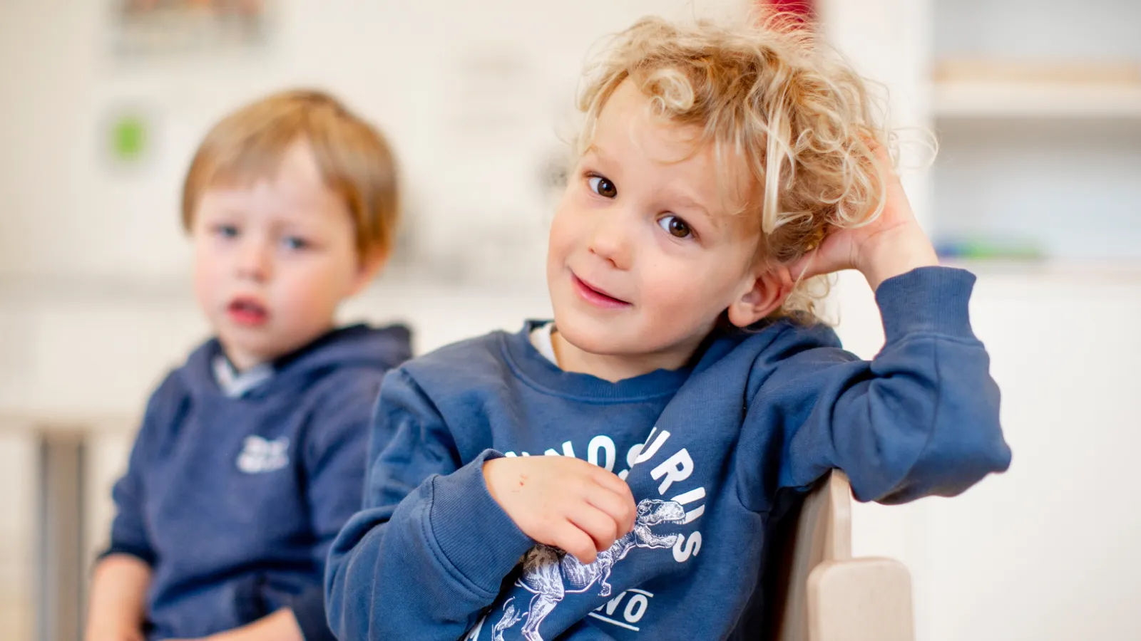Zwei Kinder im Kindergartenalter blicken in die Kamera