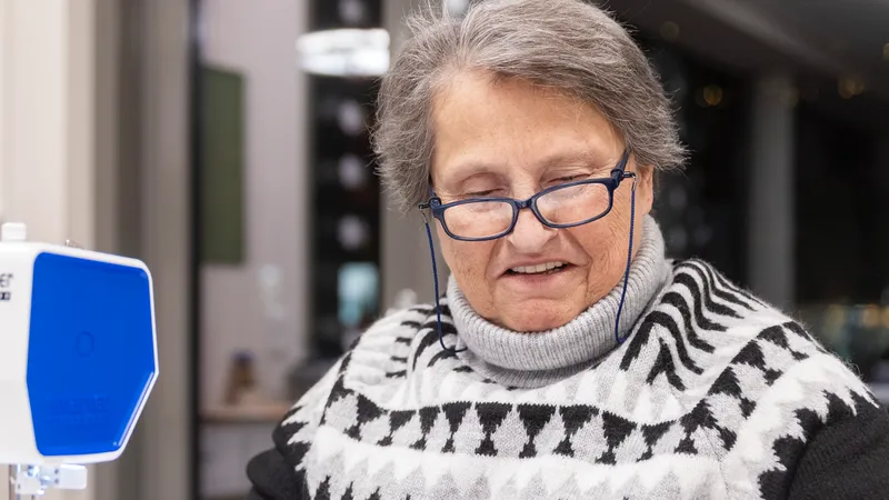 Eine Frau vor einer Nähmaschine