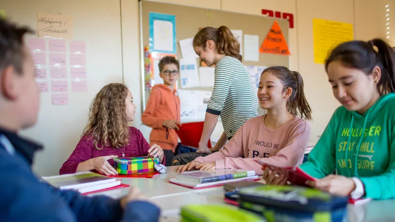 Mehrere Kinder in einer Schule beim gemeinsamen Lernen