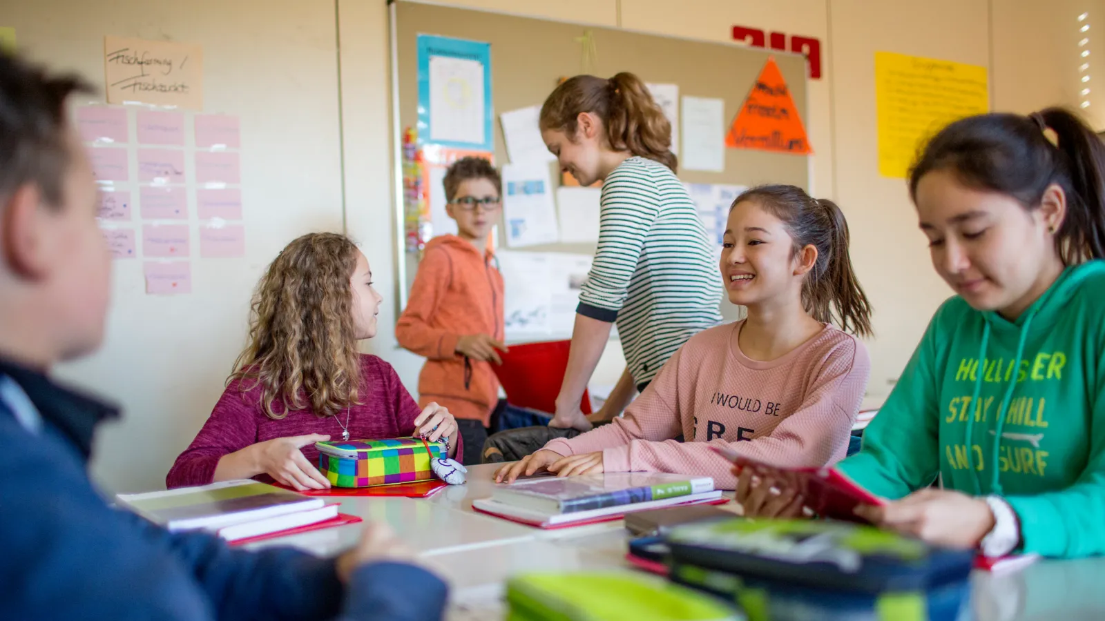 Mehrere Kinder in einer Schule beim gemeinsamen Lernen