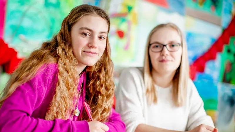 Zwei jugendliche Mädchen beim gemeinsamen Lernen