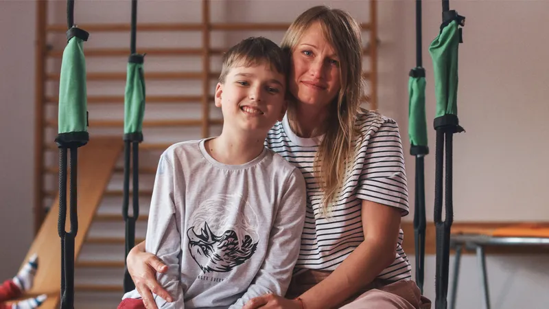 Eine Frau hält einen Jugendlichen im Arm