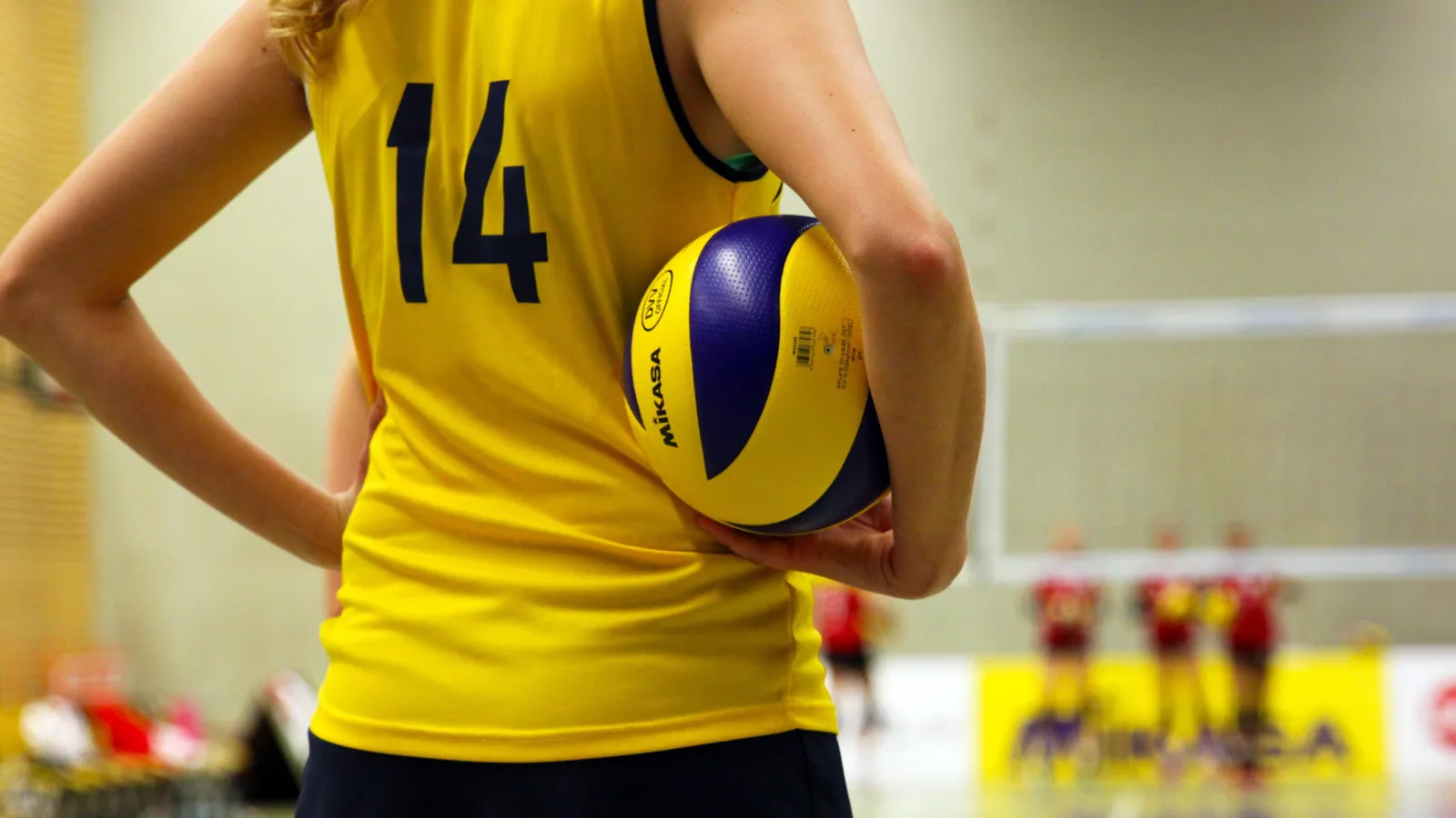 Rückansicht einer Volleyball-Spielerin