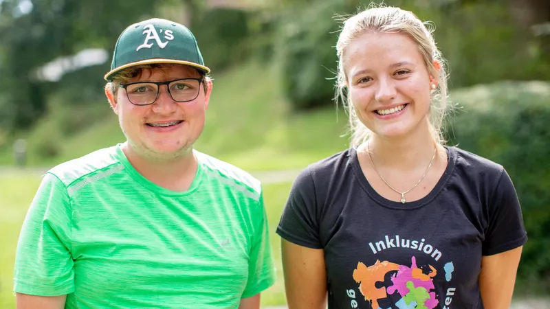 Ein jugendliches Mädchen und eine jugendlicher Junge in einem Park