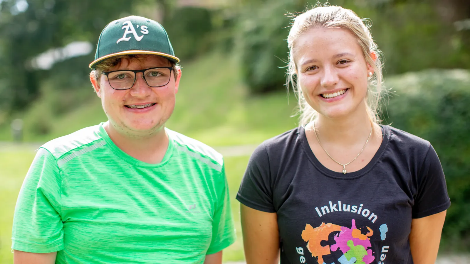 Ein jugendliches Mädchen und eine jugendlicher Junge in einem Park