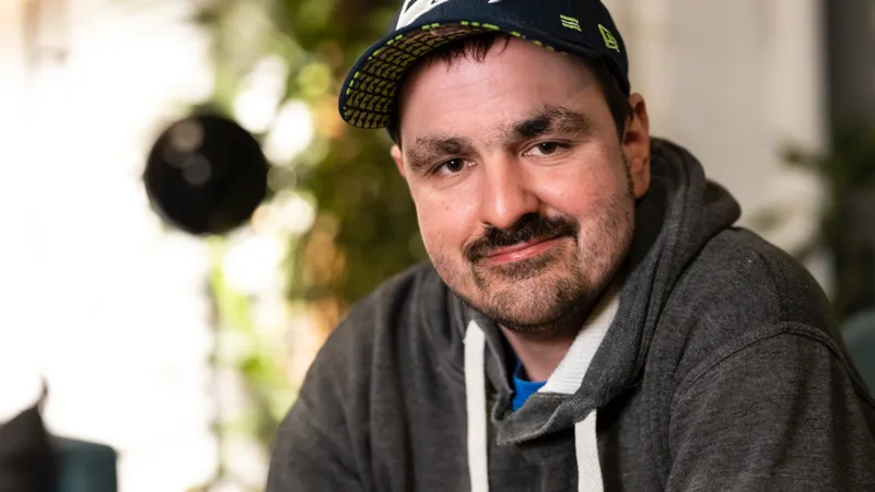 Ein Mann mit Baseball-Kappe blickt in die Kamera