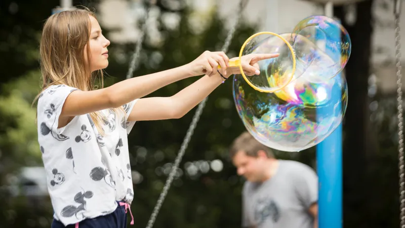 Eine Jugendliche macht große Seifenblasen