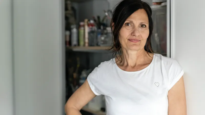 Eine Frau blickt selbstbewusst in die Kamera.