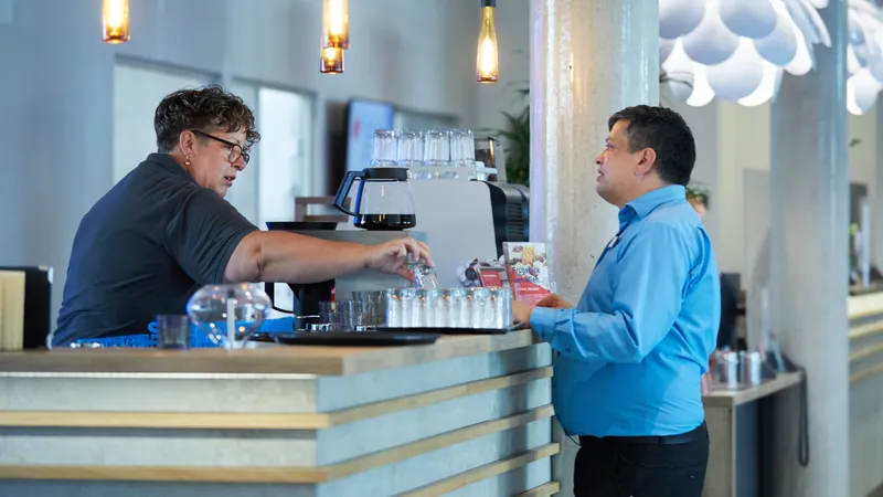Eine Frau und ein Mann an einem Tresen in einem Café