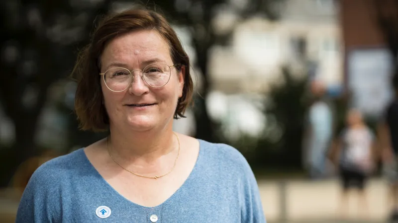 Eine Frau lächelt in die Kamera