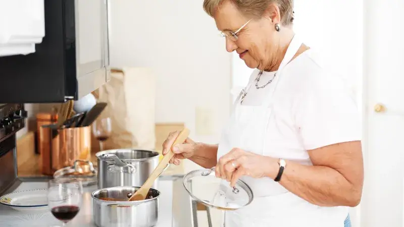 Eine Frau beim Kochen in der Küche
