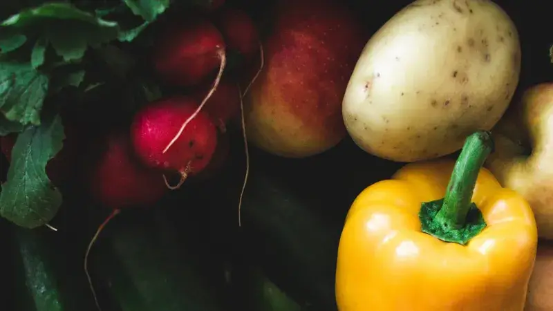 Verschiedene Gemüse wie Möhren, Paprika und Zucchini sowie Kartoffeln