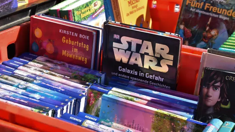 Eine rote Kiste mit gebrauchten Kinderbüchern