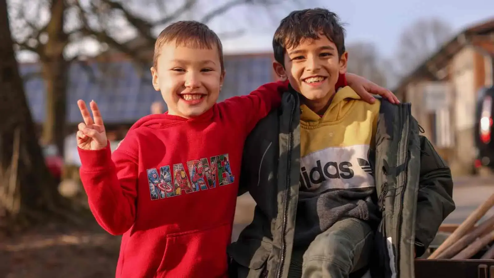 Zwei Jungen im Freien lächeln in die Kamera